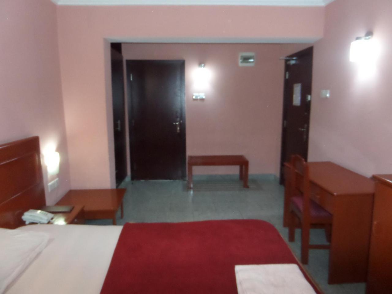 Hotel Newcastle Лагос Екстериор снимка